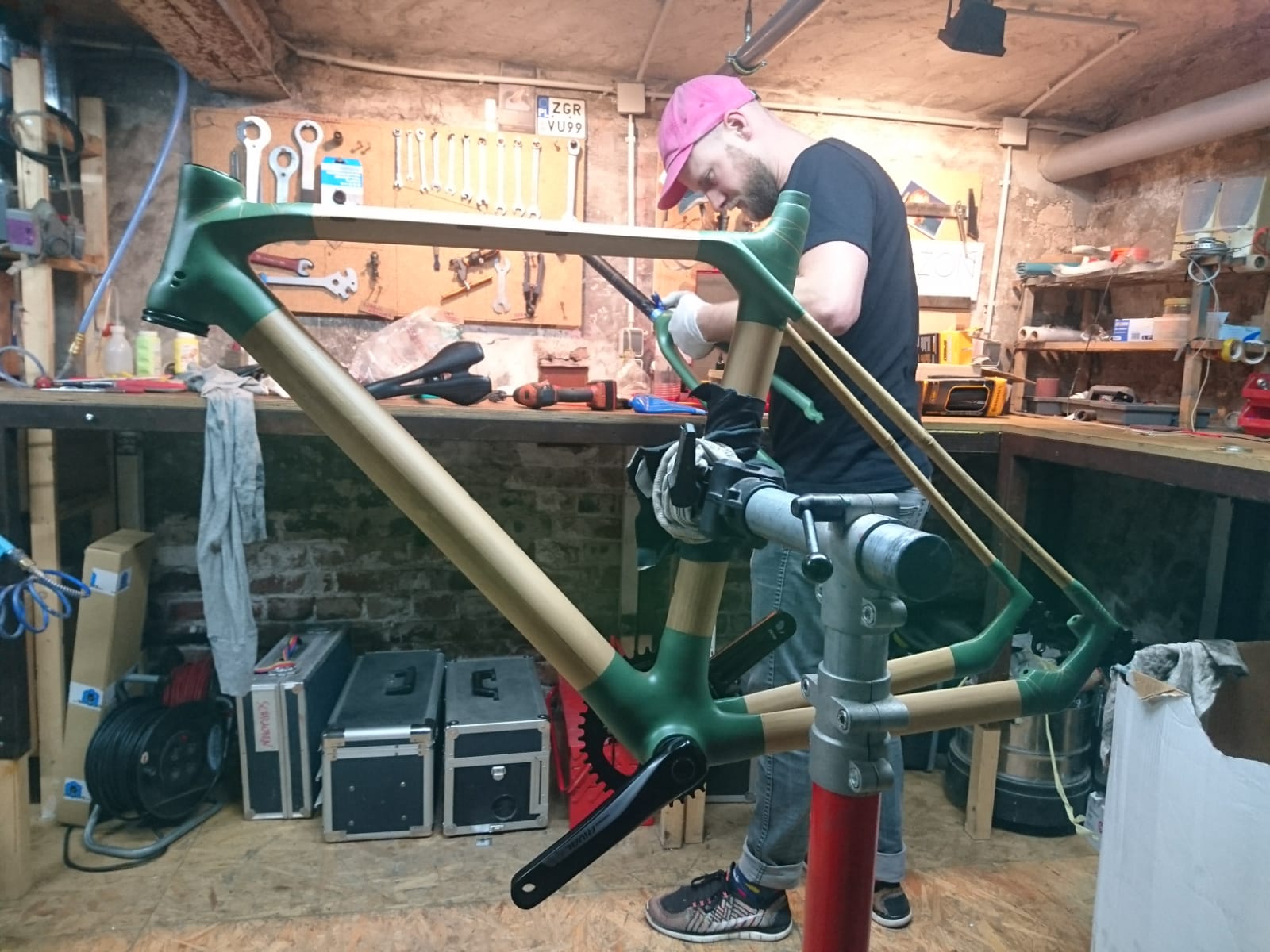 Stefan, Produktdesigner bei Onomotion, arbeitet in seiner Werkstatt an einem Fahrrad