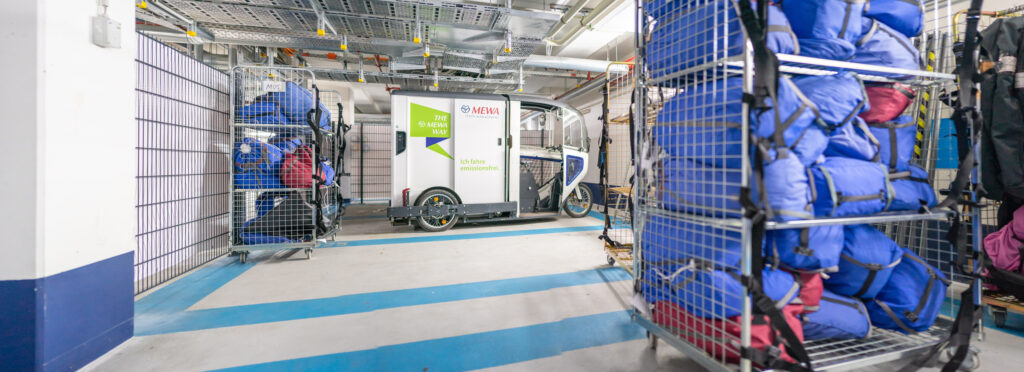 Das E-Cargobike ONO steht im Mikrodepot. Das Lastenrad wird zum Transport der Textilien von MEWA genutzt.